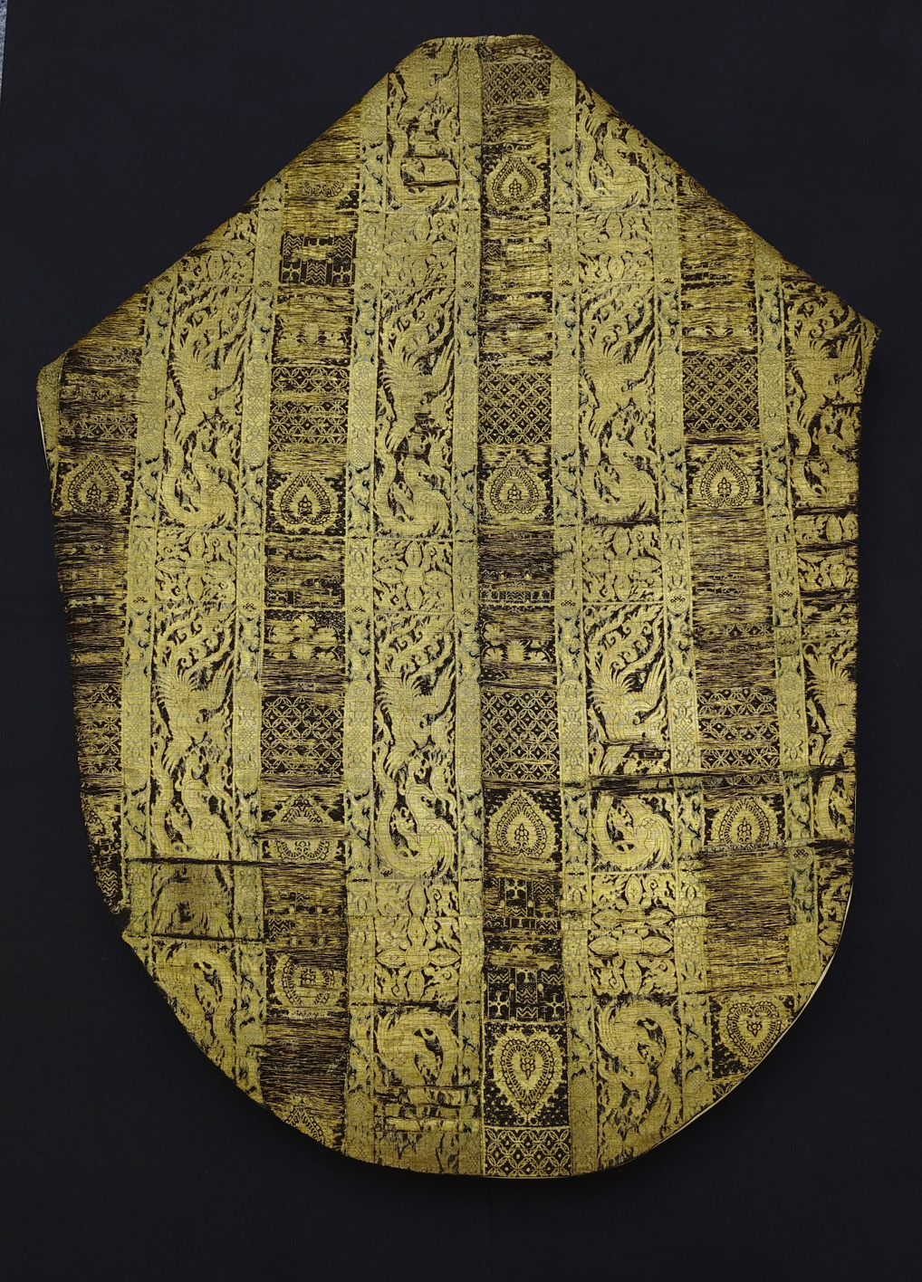 Kasel aus Stoffen des 14. Jahrhunderts in Schwarz-Gold in Gesamtansicht