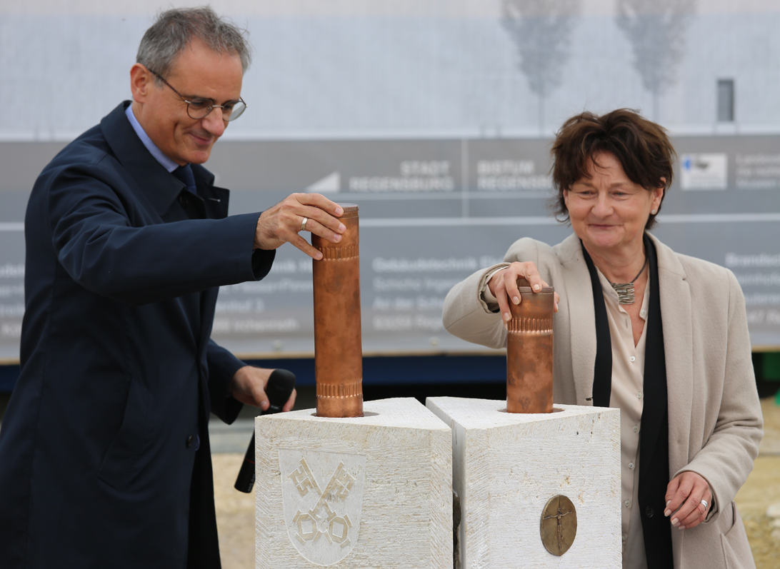 Kulturreferent Wolfgang Dersch und Museumsleiterin Dr. Maria Baumann beim Einlassen der Zeitkapseln. Foto: Isabel Kirchner/Pressestelle des Bistums Regensburg